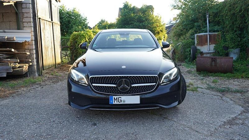 Schwarz Gebraucht 2016 Mercedes 220 Limousine | 25.900 € - Bild 1/4