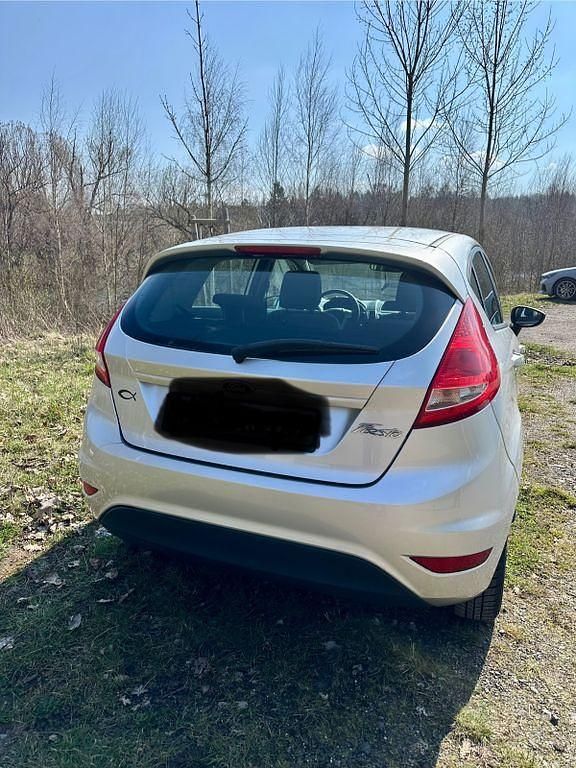 Gebraucht Ford Fiesta Titanium 95 PS (69 kW) 2012 Silber Kleinwagen