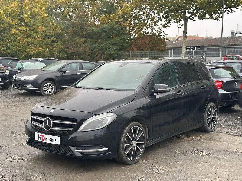 Schwarz Gebraucht 2014 Mercedes B200 Van / Kleinbus | 10.500 € (Fairer Preis) - Bild 1/4
