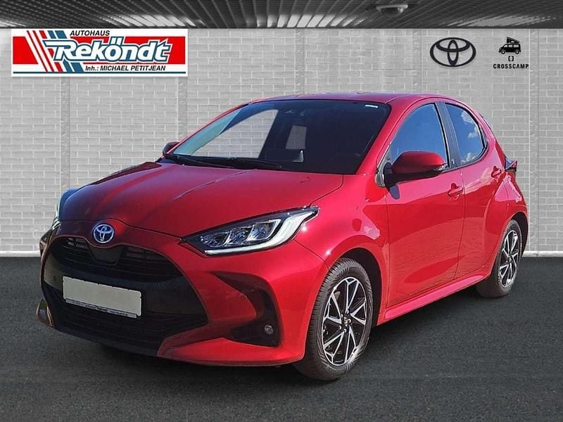 Emotional red 2 Gebraucht 2022 Toyota Yaris Hybrid Team Limousine | 18.490 € (Guter Preis) - Bild 1/4
