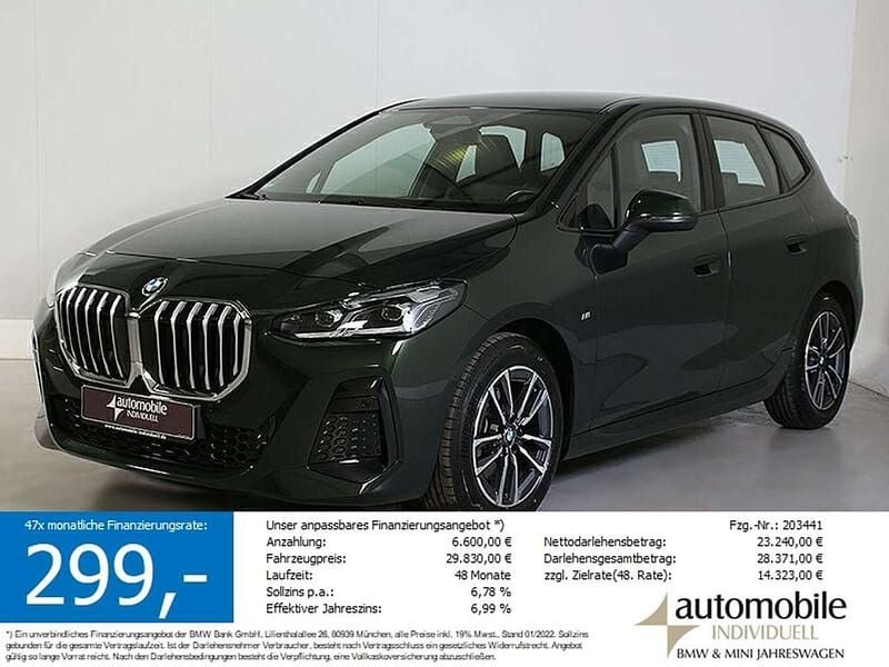 Sanremo grün met. Gebraucht 2024 BMW 218 Active Tourer M Sport Van / Kleinbus | 26.830 € (Superpreis) - Bild 1/4