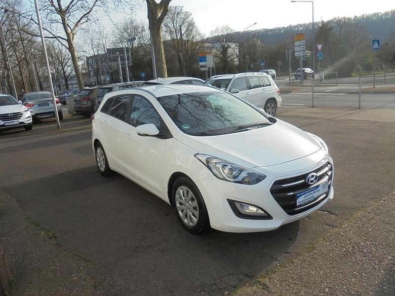 Gebraucht Hyundai i30 Style 110 PS (80 kW) 2017 Weiß Limousine