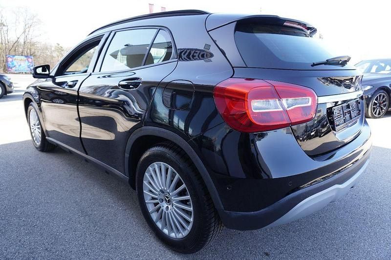 Gebraucht Mercedes GLA180 122 PS (89 kW) 2019 Schwarz SUV