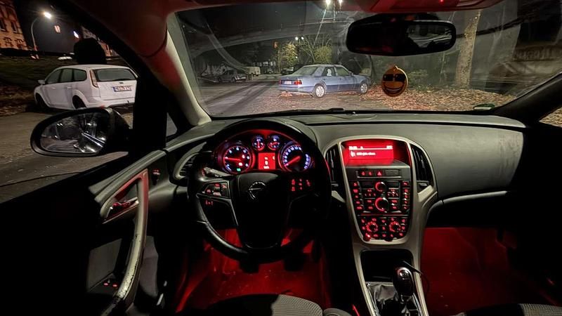 Gebraucht Opel Astra Edition 165 PS (121 kW) 2013 Limousine