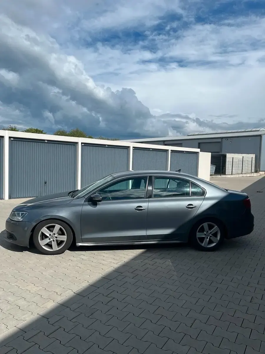 Gebraucht VW Jetta 105 PS (77 kW) 2011 Silber Limousine