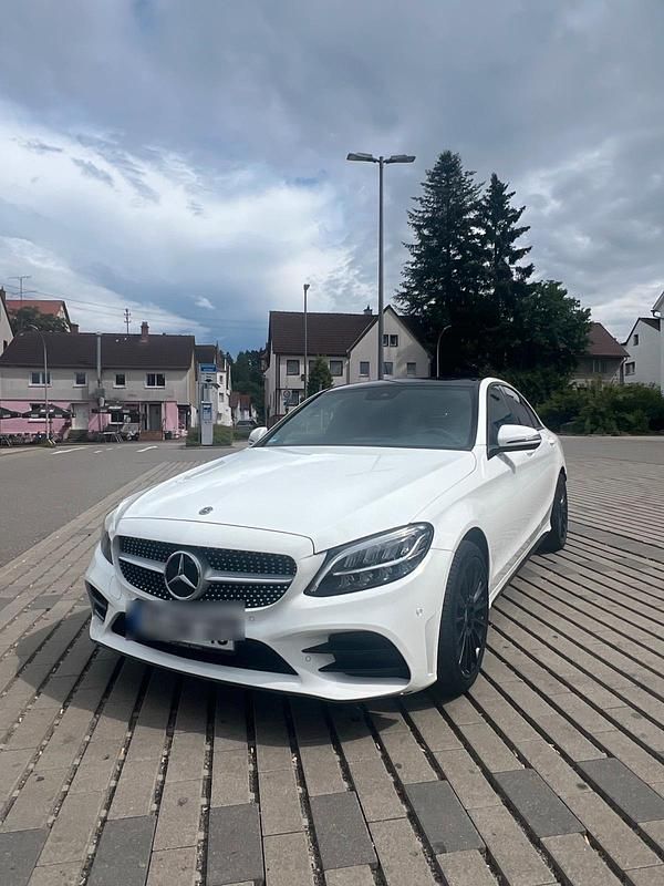 Weiß Gebraucht 2020 Mercedes C200 AMG line Limousine | 24.999 € (Fairer Preis) - Bild 1/4