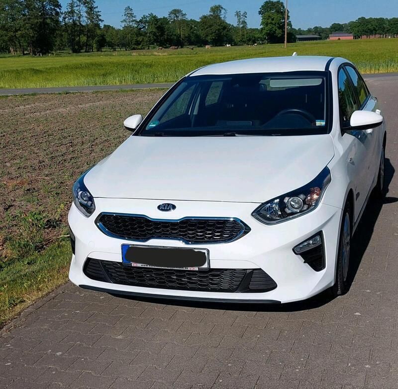Weiß Gebraucht 2018 Kia Ceed Limousine | 12.500 € (Fairer Preis) - Bild 1/4