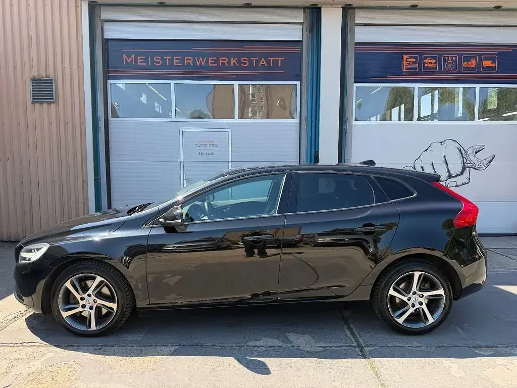 Gebraucht Volvo V40 Momentum 120 PS (88 kW) 2018 Schwarz Limousine