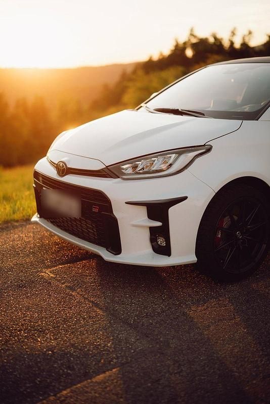 Weiß Gebraucht 2024 Toyota Yaris Limousine | 33.900 € (Superpreis) - Bild 1/4