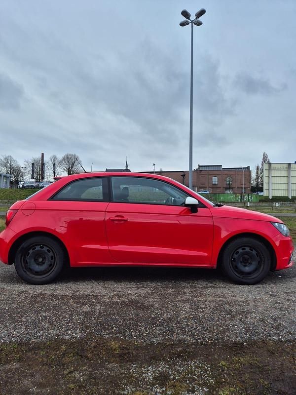 Gebraucht Audi A1 Ambition 90 PS (66 kW) 2011 Rot Kleinwagen