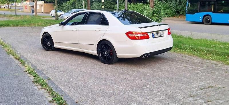 Gebraucht Mercedes E300 Avantgarde 231 PS (169 kW) 2012 Weiß Limousine