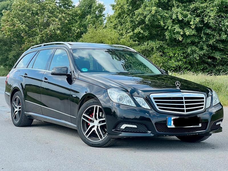 Schwarz Gebraucht 2010 Mercedes E200 Avantgarde Kombi | 8.999 € (Guter Preis) - Bild 1/4