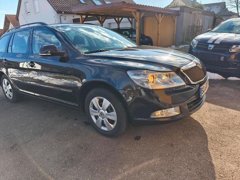 Schwarz Gebraucht 2009 Skoda Octavia Kombi | 4.600 € (Fairer Preis) - Bild 1/4