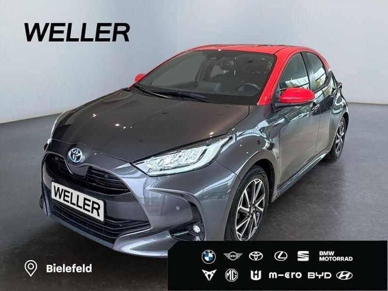 Grau Gebraucht 2021 Toyota Yaris Hybrid Kleinwagen | 19.580 € (Fairer Preis) - Bild 1/3