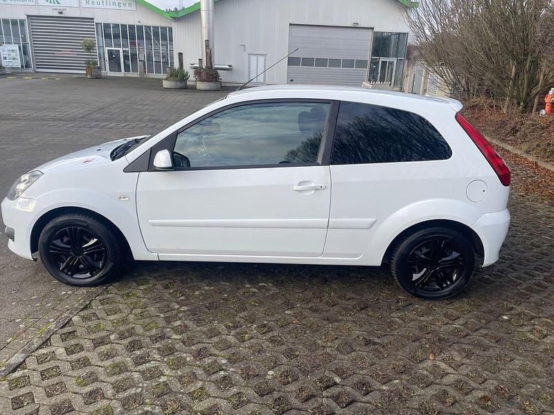 Gebraucht Ford Fiesta Ambiente 69 PS (50 kW) 2008 Weiß Limousine
