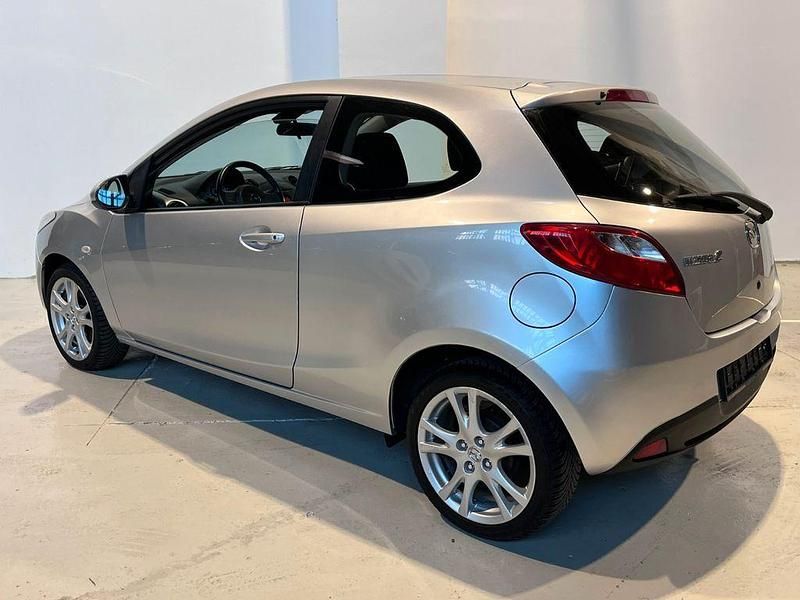 Gebraucht Mazda 2 Inclusive 75 PS (55 kW) 2009 Silber Kleinwagen