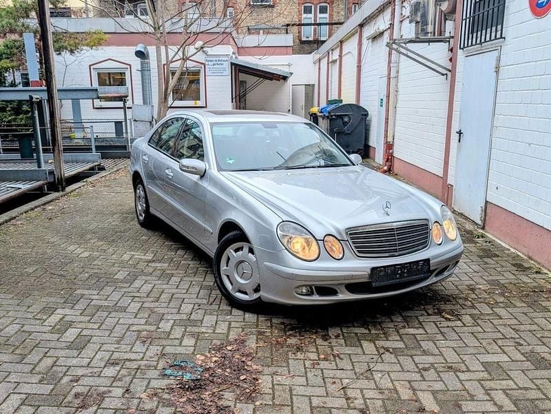 Silber Gebraucht 2005 Mercedes E200 Classic Limousine | 5.200 € (Guter Preis) - Bild 1/4