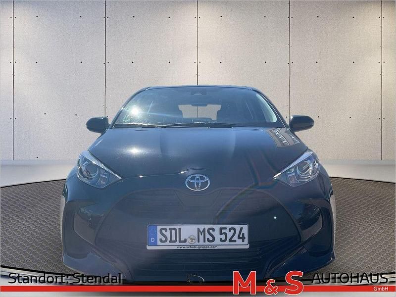 Gebraucht Toyota Yaris Basis 72 PS (52 kW) 2023 Schwarz Limousine