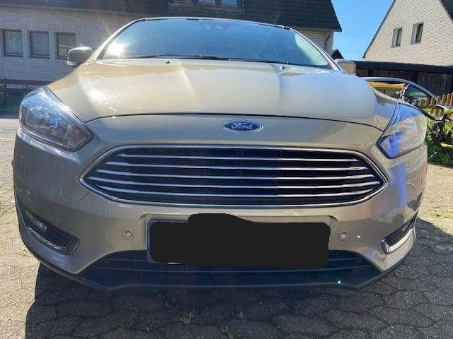 Grau Gebraucht 2017 Ford Focus Titanium Kombi | 10.900 € (Fairer Preis) - Bild 1/4