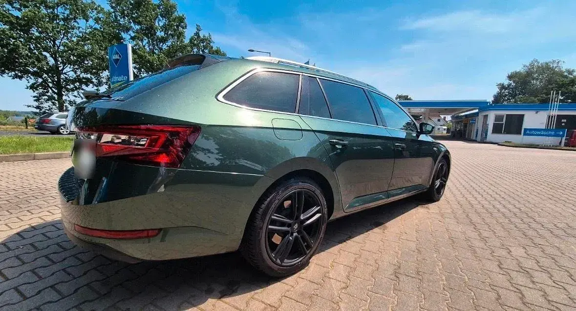 Gebraucht Skoda Superb LAURIN & KLEMENT 190 PS (139 kW) 2019 Grün Kombi