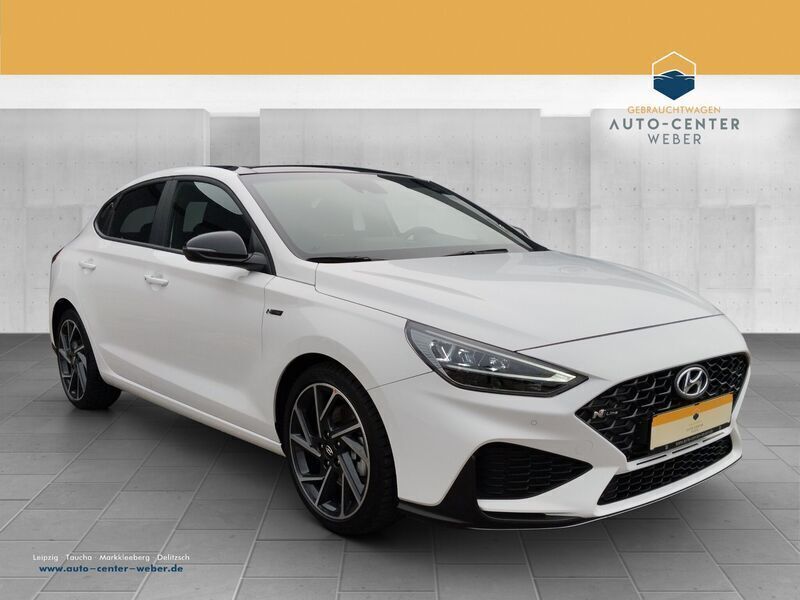 Weiß Gebraucht 2023 Hyundai i30 N Line Limousine | 22.880 € (Fairer Preis) - Bild 1/4