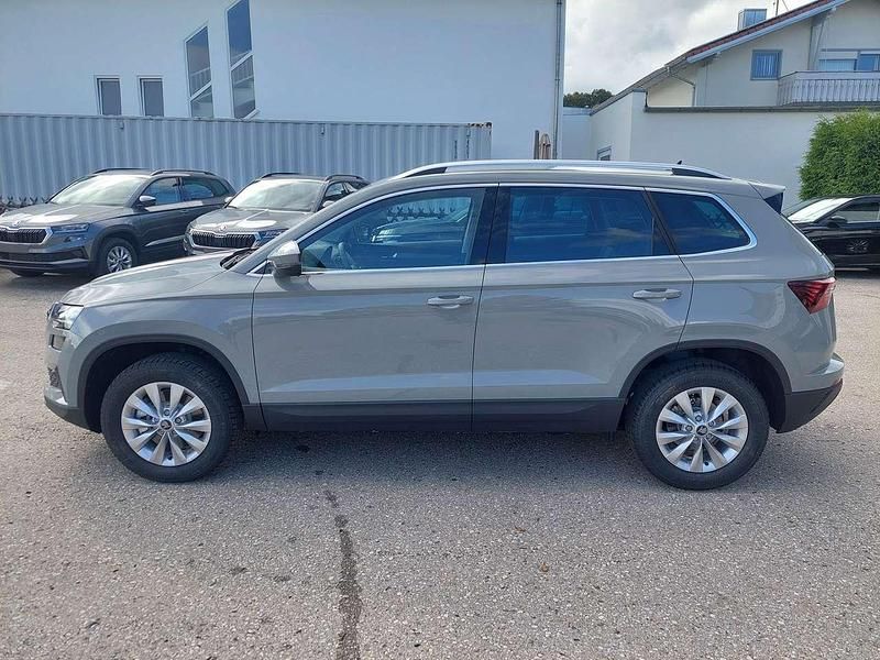 Stahlgrau Neu 2025 Skoda Karoq Selection SUV | 32.990 € (Guter Preis) - Bild 1/4