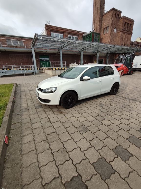 Weiß Gebraucht 2012 VW Golf VII Trendline Limousine | 5.400 € (Guter Preis) - Bild 1/4