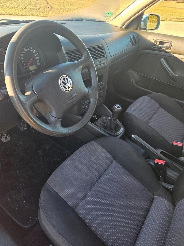 Second-hand VW Golf IV 110 CP (80 kW) 2002 Argintiu Hatchback