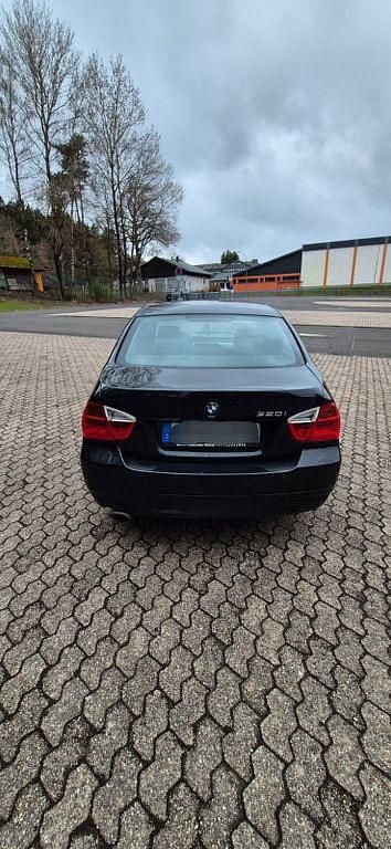 Gebraucht BMW 320 170 PS (125 kW) 2008 Schwarz Limousine