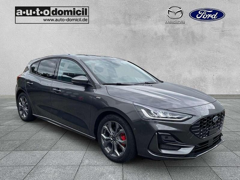 Magneticgrau (metallic) Neu 2025 Ford Focus ST-Line Limousine | 31.536 € (Teuer) - Bild 1/4