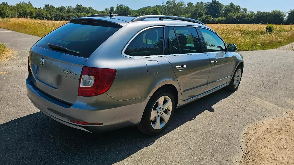 Gebraucht Skoda Superb 140 PS (102 kW) 2012 Silber Kombi