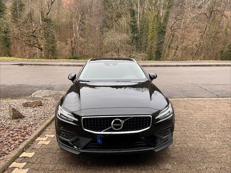 Schwarz Gebraucht 2021 Volvo V60 CC Plus Kombi | 28.300 € (Superpreis) - Bild 1/4