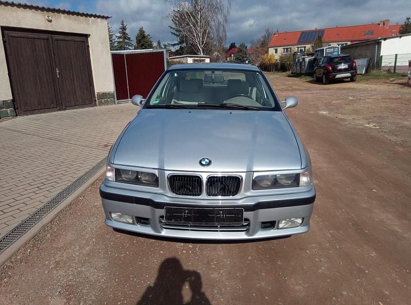 Silber Gebraucht 1997 BMW 323 Compact Kleinwagen | 11.000 € - Bild 1/4
