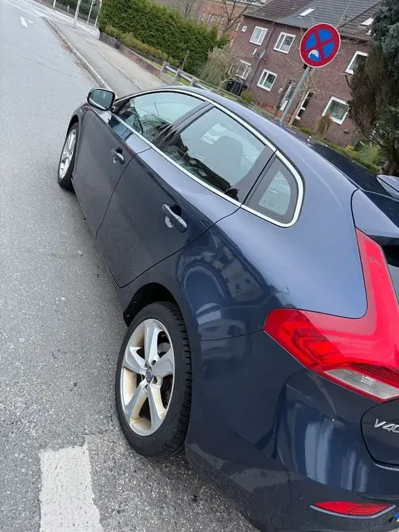 Gebraucht Volvo V40 Momentum 150 PS (110 kW) 2015 Blau Limousine