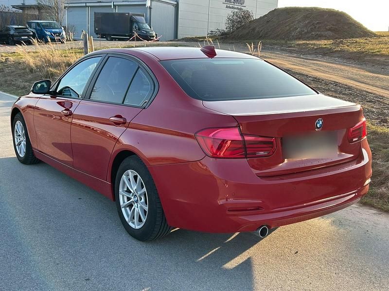 Gebraucht BMW 318 136 PS (100 kW) 2018 Rot Limousine