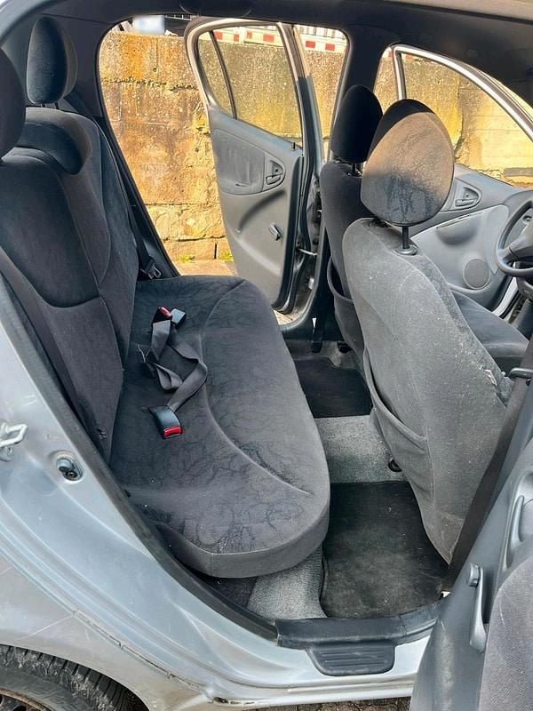 Gebraucht Toyota Yaris 89 PS (65 kW) 2002 Silber Kleinwagen