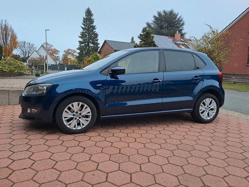Blau Gebraucht 2013 VW Polo Life Kleinwagen | 5.750 € (Fairer Preis) - Bild 1/4