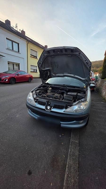 Używany Peugeot 206 Premium 75 KM (55 kW) 2000 Srebrny Sedan/Limuzyna