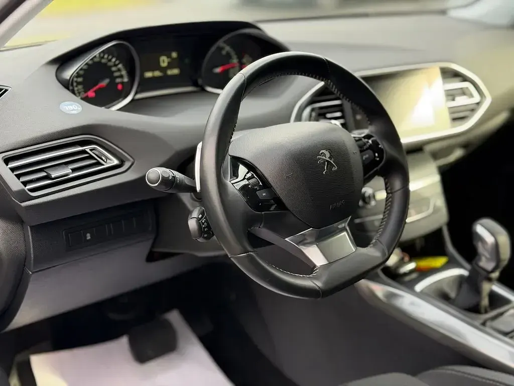 Gebraucht Peugeot 308 SW Allure 131 PS (96 kW) 2019 Weiss perlglänzend Kombi