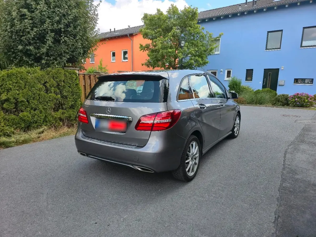 Gebraucht Mercedes B180 122 PS (89 kW) 2018 Grau Kleinwagen