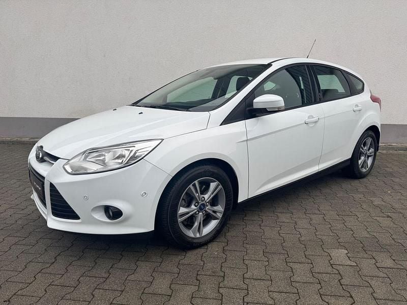 Weiß Gebraucht 2013 Ford Focus Champions Edition Limousine | 5.900 € (Fairer Preis) - Bild 1/4