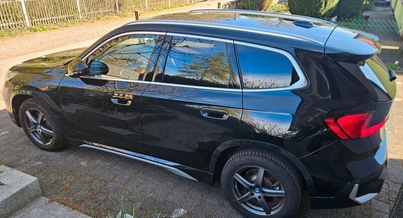 Schwarz Gebraucht 2023 BMW iX1 Performance SUV | 39.100 € (Fairer Preis) - Bild 1/4