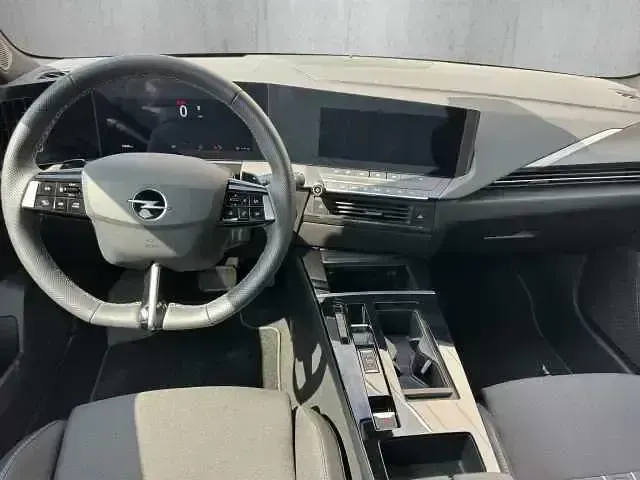 Używany Opel Astra 131 KM (96 kW) 2025 Czarny Hatchback