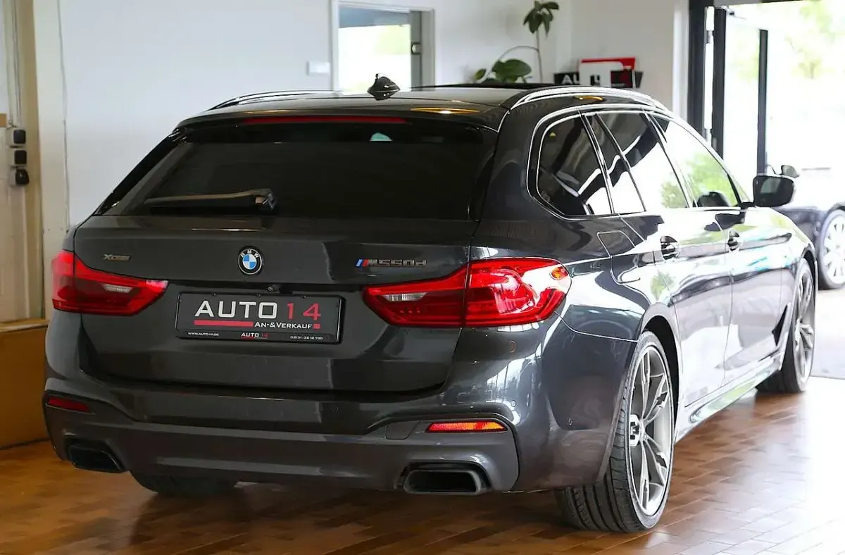 Gebraucht BMW 550 400 PS (294 kW) 2018 Sophistograu Kombi