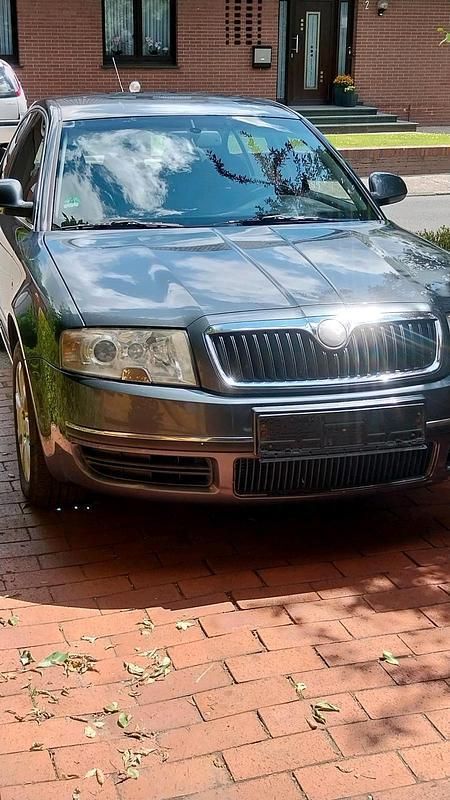 Grau Gebraucht 2007 Skoda Superb Limousine | 1.850 € (Fairer Preis) - Bild 1/4