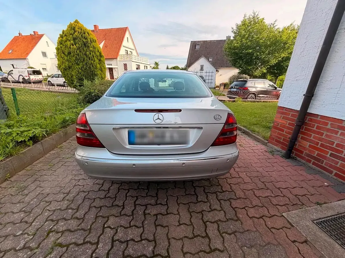 Gebraucht Mercedes E270 177 PS (130 kW) 2004 Silber Limousine