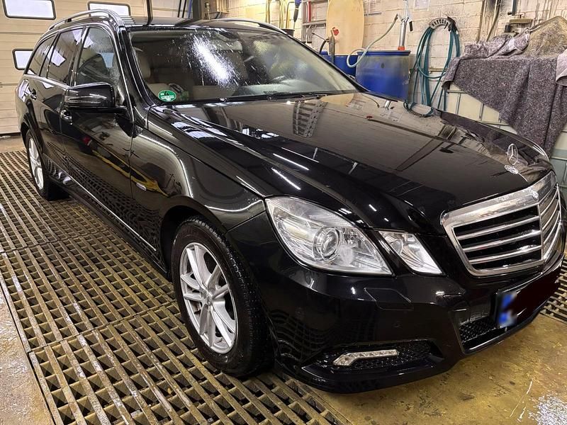 Gebraucht Mercedes E200 136 PS (100 kW) 2010 Schwarz Kombi