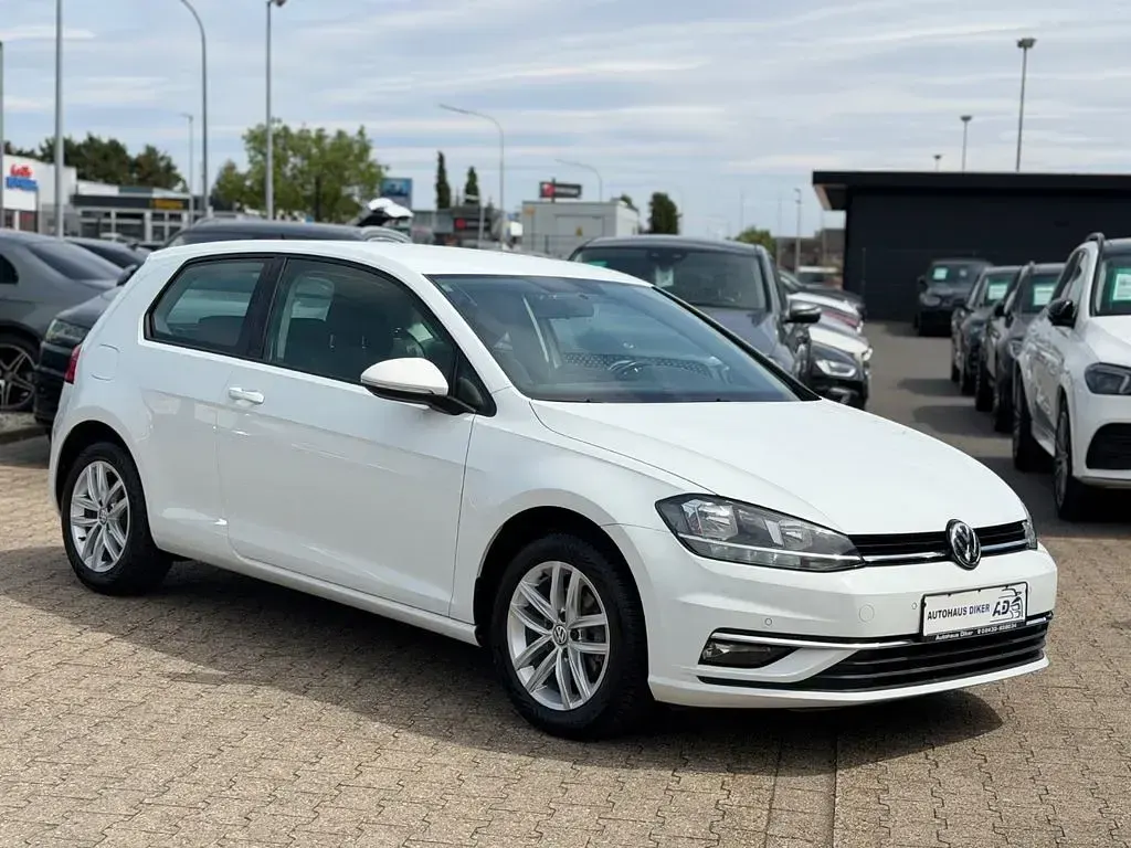 Gebraucht VW Golf VII Comfortline 110 PS (80 kW) 2018 Weiß Limousine