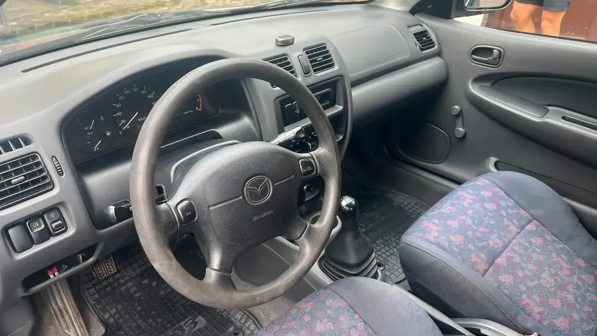 Używany Mazda 323 75 KM (55 kW) 1998 Zielony Hatchback