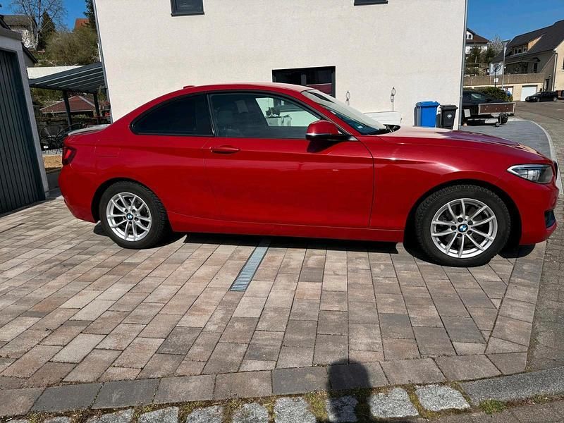 Rot Gebraucht 2016 BMW 220 Coupé | 11.500 € (Guter Preis) - Bild 1/4
